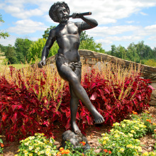 Niño de bronce de la escultura de la fuente del metal del jardín que juega la estatua de la flauta para la venta